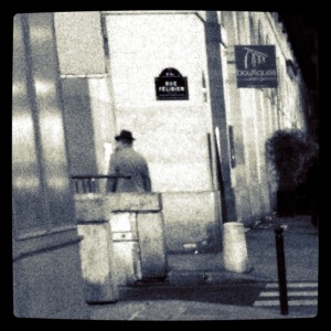 Hombre con sombrero en París