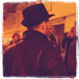 Hombre con sombrero en Italia