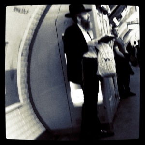 Hombre con sombrero en París